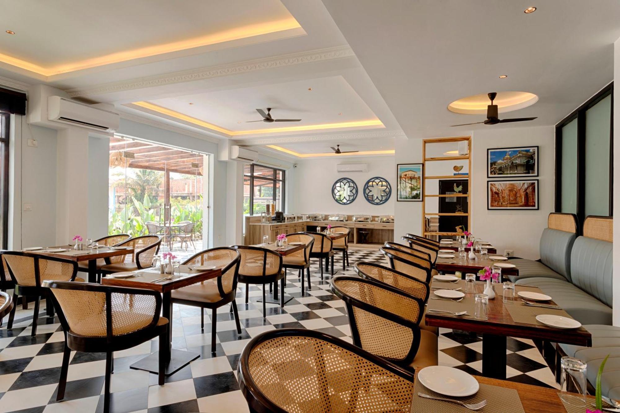 Azalea By Stone Wood Premier Hotel Varca Exterior photo